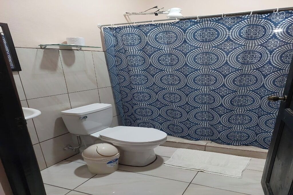 Douche, serviettes fournies, savon, papier toilette