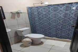 Shower, towels, soap, toilet paper - APARTMENT EL JOBO, LA CRUZ, AT 700 MTRS COPAL BEACH, 8 MIN FROM RAJADA (Provincia de Guanacaste)