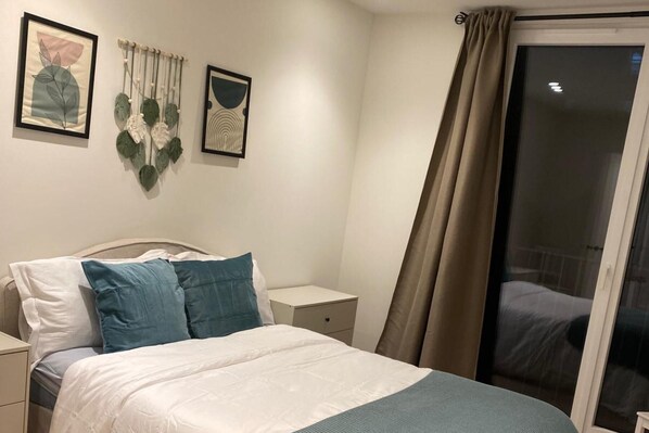 2 kamar tidur, setrika/meja setrika, Wi-Fi gratis, dan seprai linen