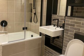 Shower, pengering rambut, dan handuk