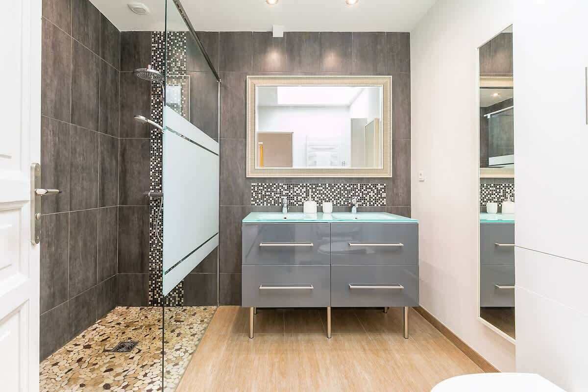 Douche, sèche-cheveux