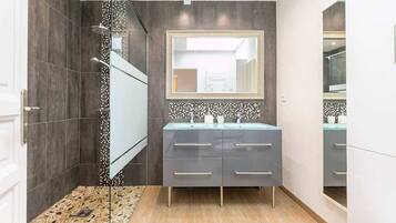 Douche, sĂšche-cheveux