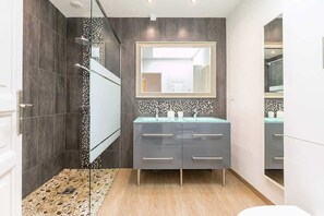 Regadera y secadora de cabello 