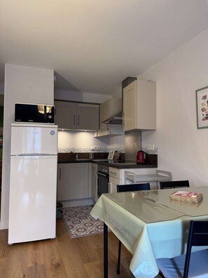 Private kitchen - 1005-Charming apartment in Pléneuf-Val-André, a stone's throw from the beaches! (PLENEUF VAL ANDRE)