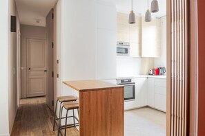 Fridge, microwave, oven, stovetop - Blueground | Pont de Neuilly, elevator, nr shops (Paris)