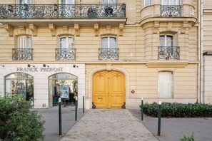 Exterior detail - Blueground | Pont de Neuilly, elevator, nr shops (Paris)