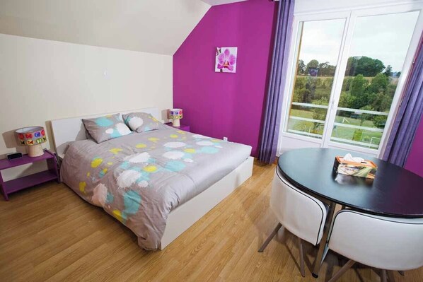 2 bedrooms, travel crib, free WiFi