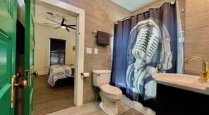 Hårtork, handdukar, tvål och toalettpapper