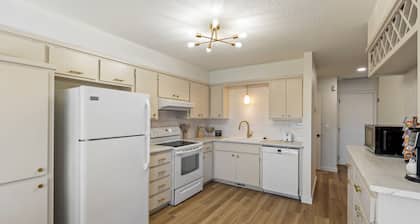 Cozy 2-bedroom townhome in lovely Oklahoma City with WiFi, lake, restaurants.