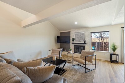 Cozy 2-bedroom townhome in lovely Oklahoma City with WiFi, lake, restaurants.