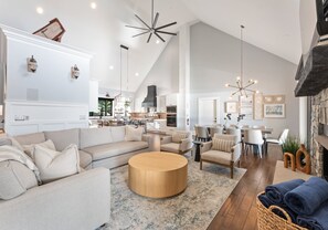 スマートテレビ、暖炉、テーブルサッカー台、卓球台