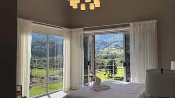 2 habitaciones, tabla de planchar con plancha y cuna de viaje