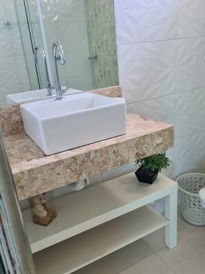 Bidet, toilet paper