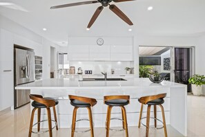 Fridge, microwave, oven, stovetop - Bluewater Escape at Harbour Drive- Luxury Coastal Retreat with Private Pool | Family & Pet-Friendly (Cairns)