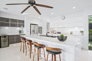 Fridge, microwave, oven, stovetop - Bluewater Escape at Harbour Drive- Luxury Coastal Retreat with Private Pool | Family & Pet-Friendly (Cairns)