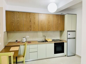 Fridge, oven, stovetop, coffee/tea maker