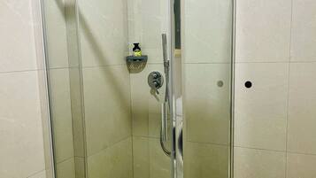 Ducha, secador de pelo, bidet, toallas