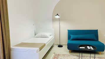 1 habitación, escritorio, tabla de planchar con plancha y cuna de viaje