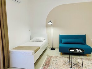 1 chambre, bureau, fer et planche à repasser, lit parapluie