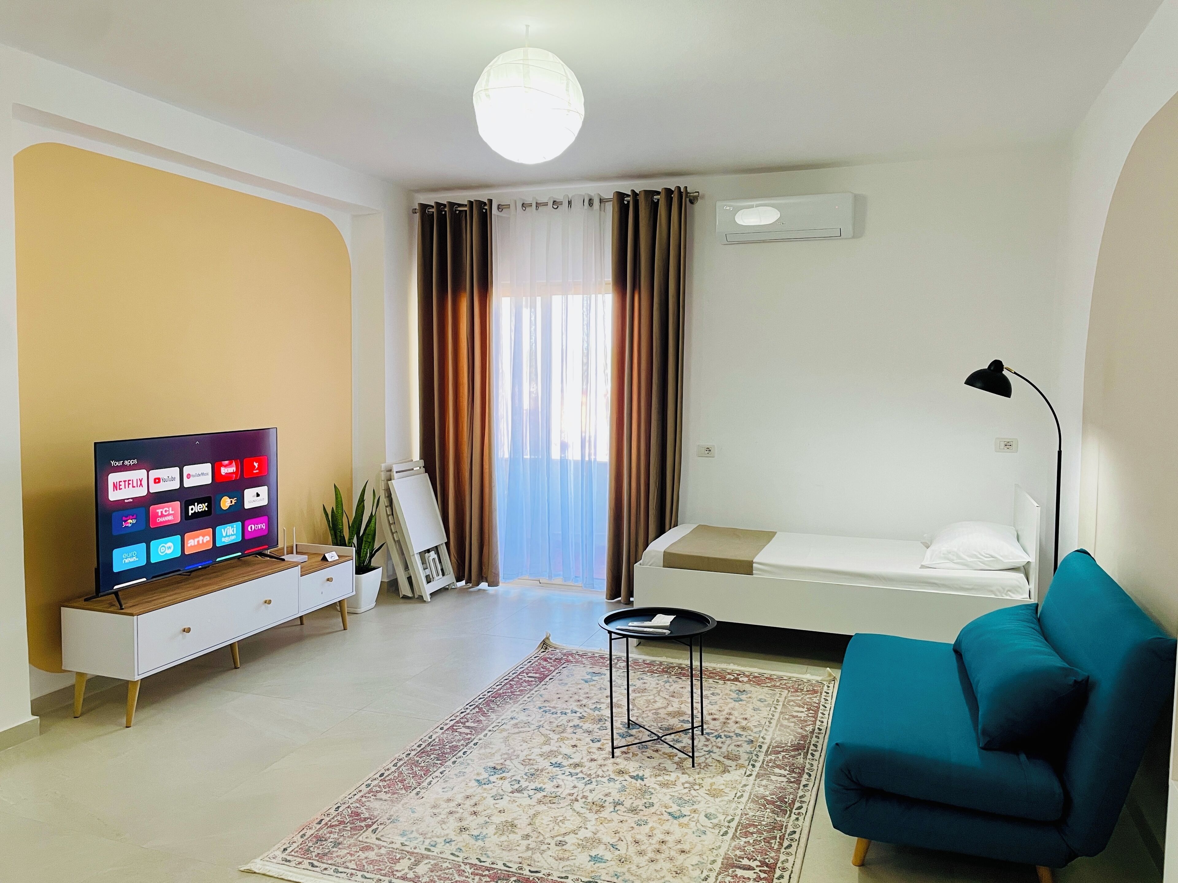 1 habitación, escritorio, tabla de planchar con plancha y cuna de viaje 