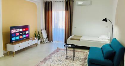 EasySleep: 1-bedroom - City Center Divjake - Free parking, WiFi, AC_413