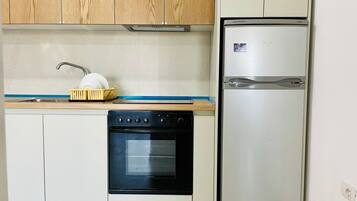 Refrigerador, horno, placa de cocina, cafetera/tetera