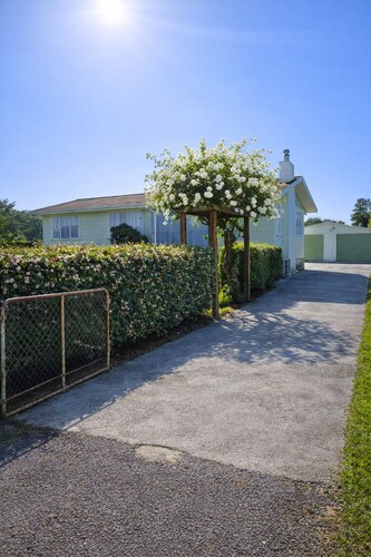Coasty Bach | Sleeps 10 • Air Con • WiFi • Netflix • Family-Friendly Stay