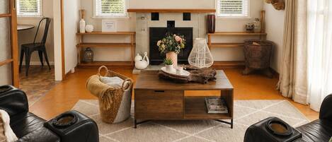 Smart TV, fireplace