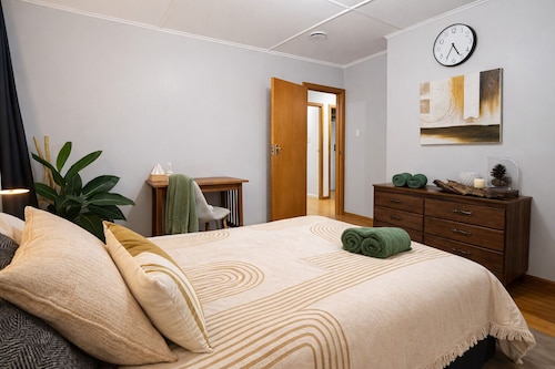 Coasty Bach | Sleeps 10 • Air Con • WiFi • Netflix • Family-Friendly Stay
