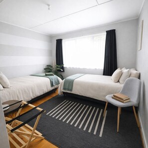 4 bedrooms, iron/ironing board, free WiFi, bed sheets - Coasty Bach | Sleeps 10 • Air Con • WiFi • Netflix • Family-Friendly Stay (Tolaga Bay)