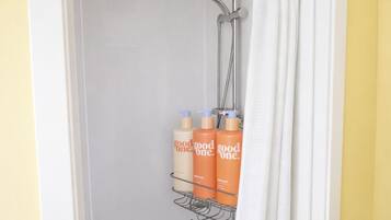 Haartrockner, Handtücher, Seife, Shampoo