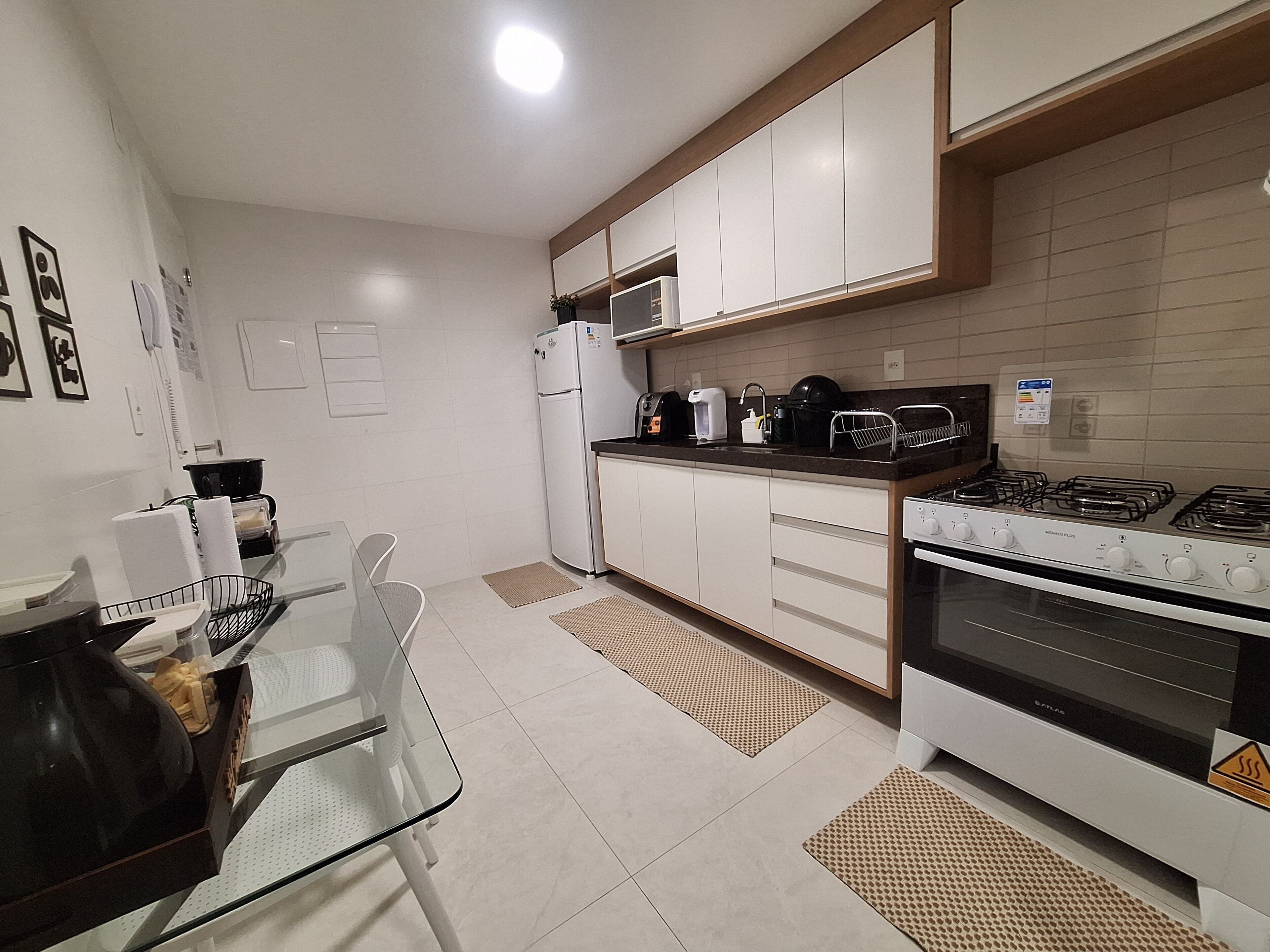 Geladeira, micro-ondas, fogão, cooktop