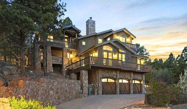 Exterior -  Luxury Rustic Home in the Pines with Panorama Views-On trails & 5 min. to town (Flagstaff)
