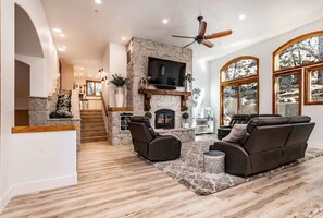 Smart TV -  Luxury Rustic Home in the Pines with Panorama Views-On trails & 5 min. to town (Flagstaff)
