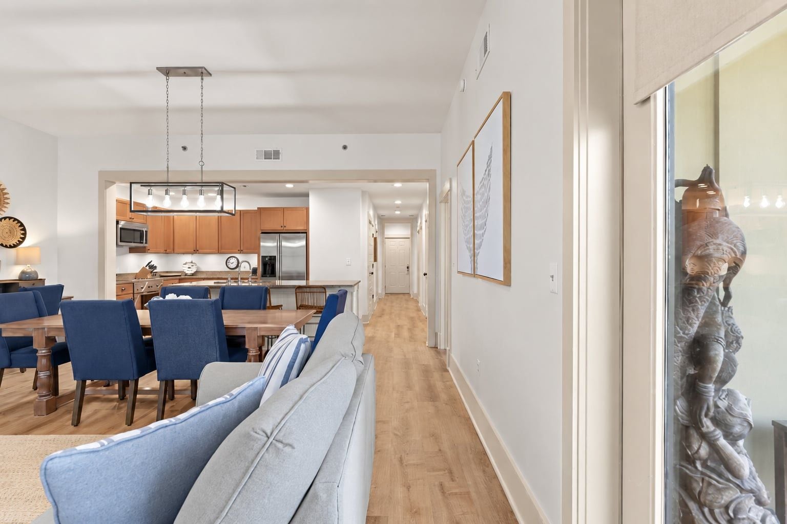 Ein modernes Interieur mit Essbereich, Küche und Flur.