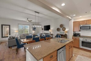 Refrigerador, microondas, horno y parrilla de estufa