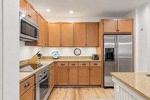 Private kitchen - Redfish Village M2-329 - 3BR/3BA Corner Condo - Sleeps 12 - Community Pool (Blue Mountain Beach)
