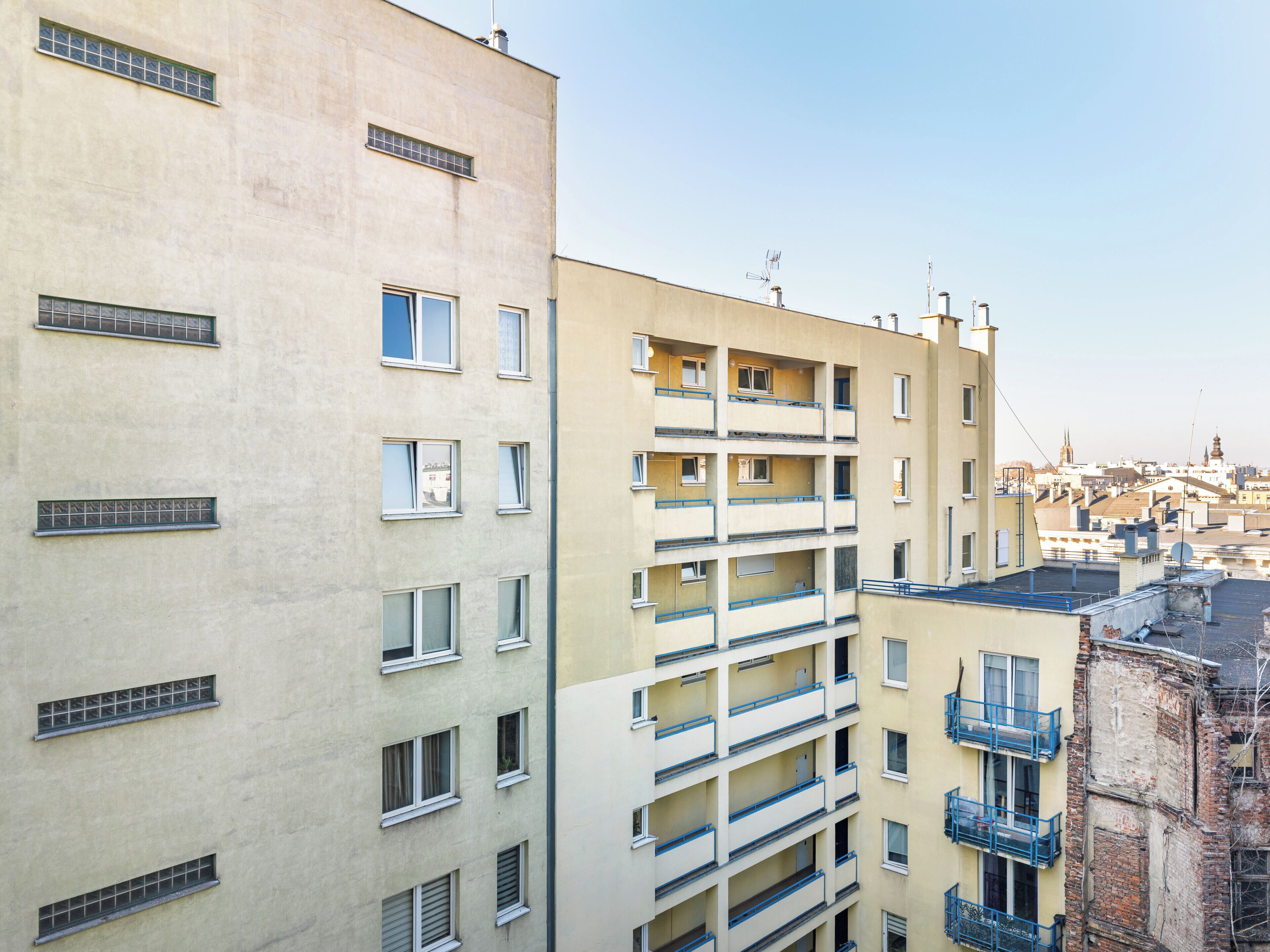 Un immeuble à plusieurs étages doté de balcons et de fenêtres.