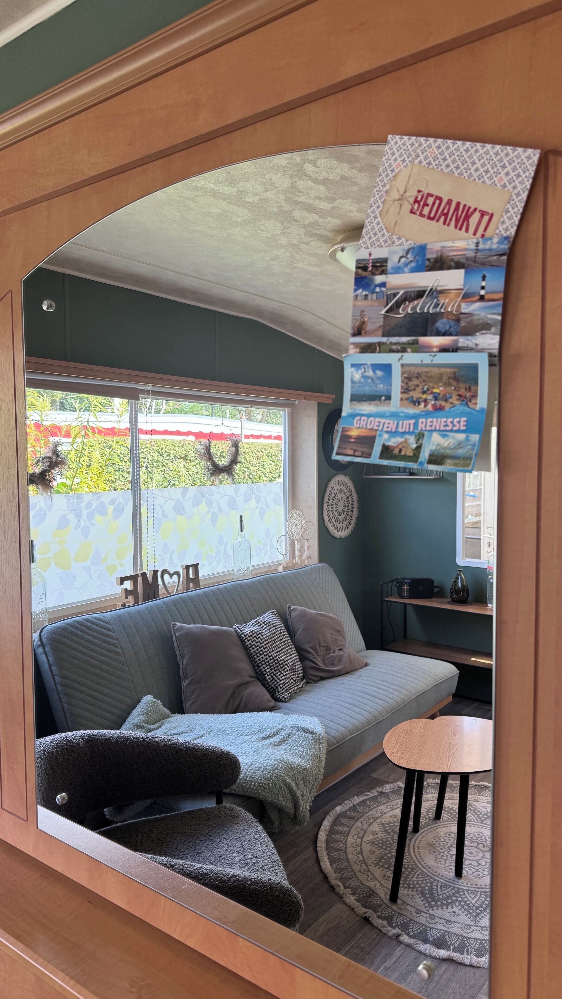 Smart-TV, peis, DVD-spiller og bøker