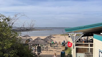 Ligstoelen aan het strand