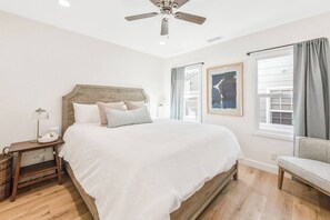 3 soverom, skrivebord, strykejern/-brett og reiseseng for barn