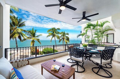 BEACHFRONT Condo, Pool, Direct Beach Access  | Special price March 23–March 28