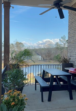 Outdoor dining - Modern Eloquent 5-bedroom house for Masters Group WiFi, AC, kayaking Plus more! (Evans)