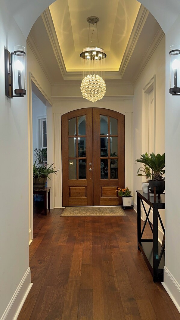 Interior - Modern Eloquent 5-bedroom house for Masters Group WiFi, AC, kayaking Plus more! (Evans)