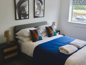 2 habitaciones, tabla de planchar con plancha, cuna de viaje y internet 