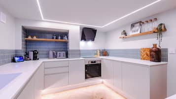 Frigorifero, microonde, forno, piano cottura