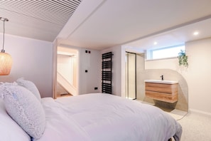 4 bedrooms, iron/ironing board, travel cot, WiFi