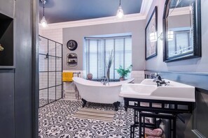 Hair dryer, towels - Unique Luxury Home in Northenden / 10 Guests (Wythenshawe)