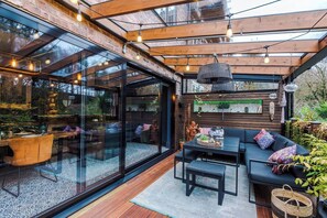 Outdoor dining - Unique Luxury Home in Northenden / 10 Guests (Wythenshawe)