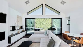 Deluxe Cottage, 1 Queen Bed | Living area